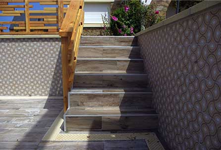 Mur en parpaing avec outil de mesure - Sévère Olivier